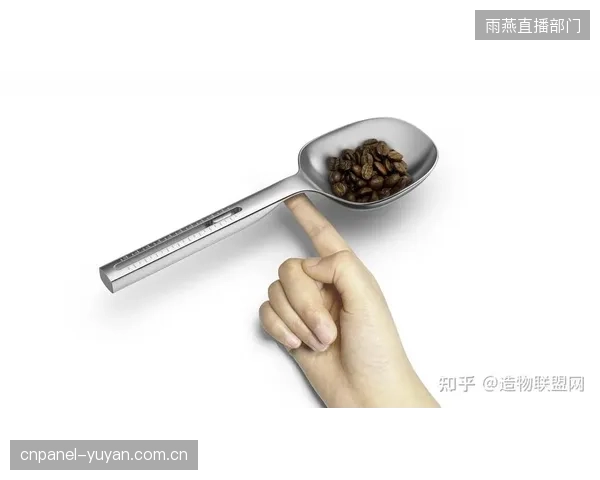 克拉克需在亚当斯和戴克斯之间做出权衡，前者的灵活性与后者的支点作用将提供不同战术选择。